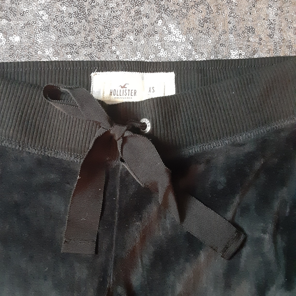SOLD 🔹️Holliste Velvet track pants XS *nwot*🔹️